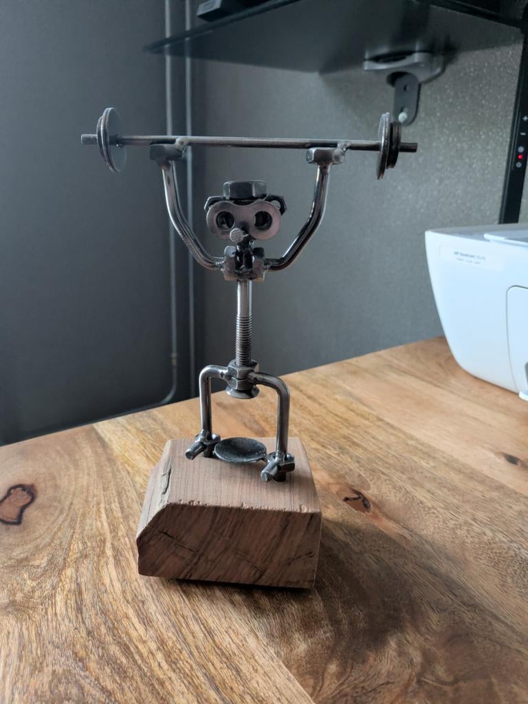 Unieke metalen gewichtheffer sculptuur op houten sokkel, Antiek en Kunst, Kunst | Beelden en Houtsnijwerken, Ophalen, Minder dan 20 cm