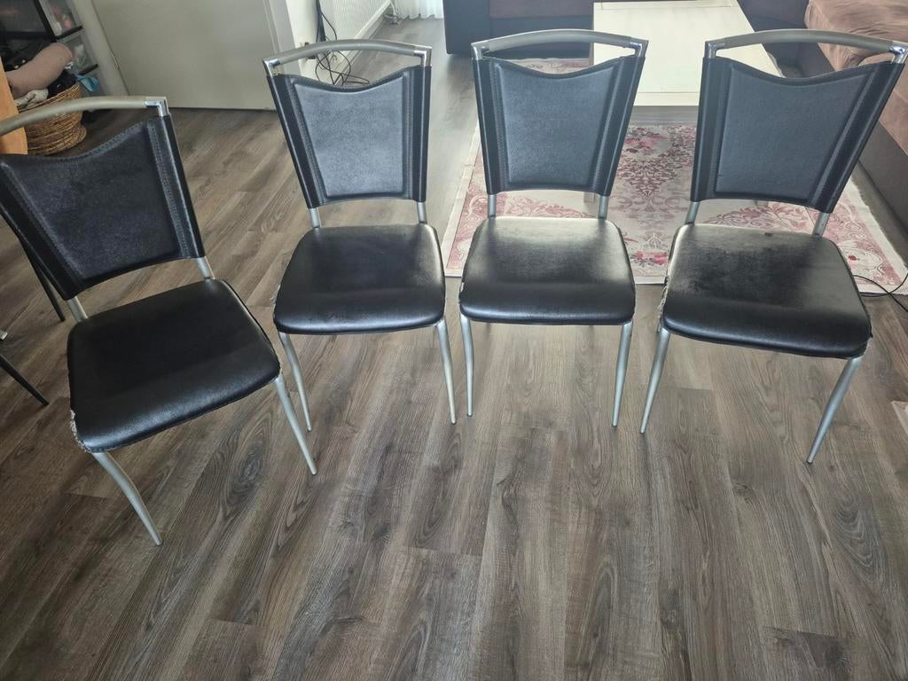 Stevige zwarte stoelen - 4 stuks - met lichte beschadiging, Huis en Inrichting, Stoelen, Gebruikt, Zwart, Overige materialen, Ophalen of Verzenden