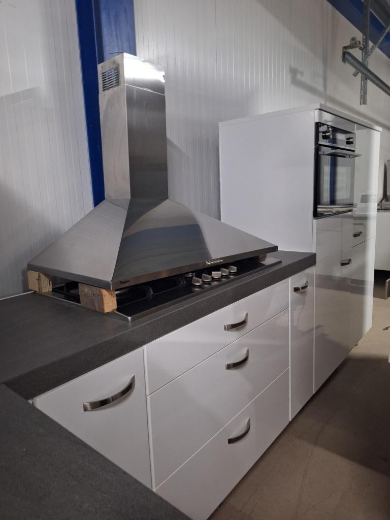 Keuken Compleet met APP 120Keukens op voorraad Nr. 2915, Ophalen of Verzenden, Zo goed als nieuw, Hoekkeuken, Met kookeiland