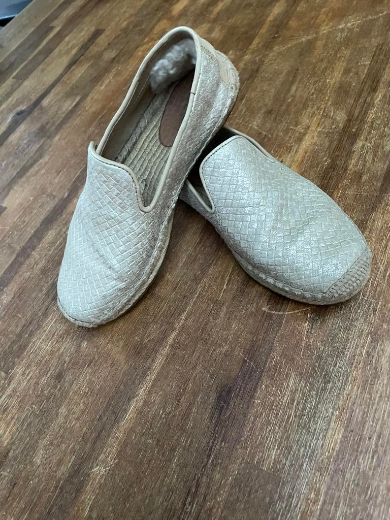 Ugg uggs zacht leren espadrilles maat 37 36 beige met glim, Beige, Ophalen of Verzenden, Zo goed als nieuw, Espadrilles of Moccasins