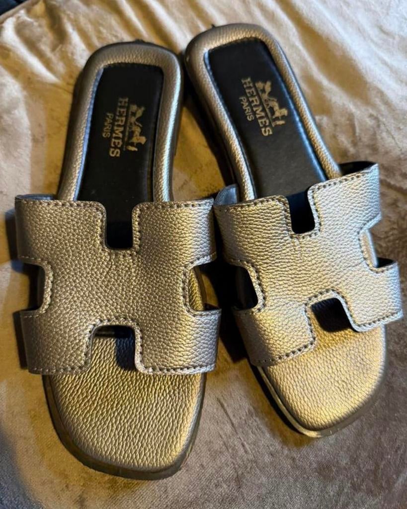Hermes slippers, Kleding | Dames, Schoenen, Ophalen of Verzenden, Zo goed als nieuw, Overige typen