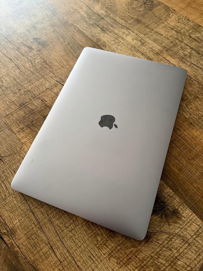 MacBook Pro 15-inch met touchbar, 2017 - 16GB RAM, 512GB SSD, Gebruikt, 2 tot 3 Ghz, 512 GB, 16 GB