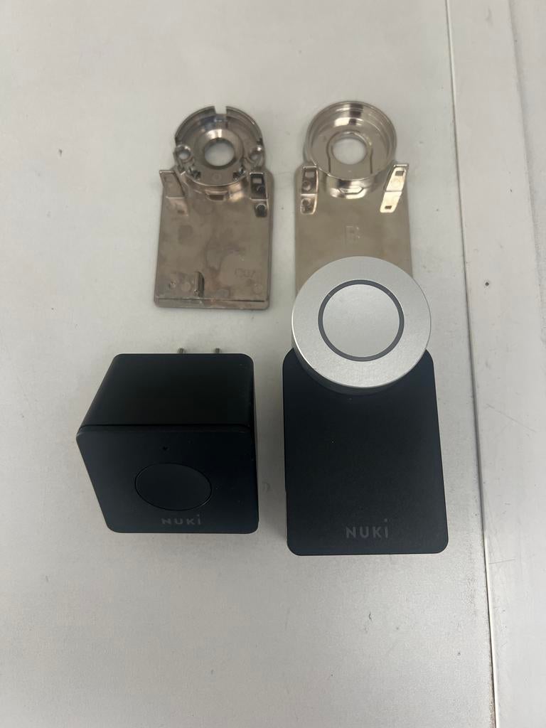 Nuki Smart Lock 1e generatie met Bridge, Ophalen of Verzenden, Gebruikt, Overige materialen, Slot