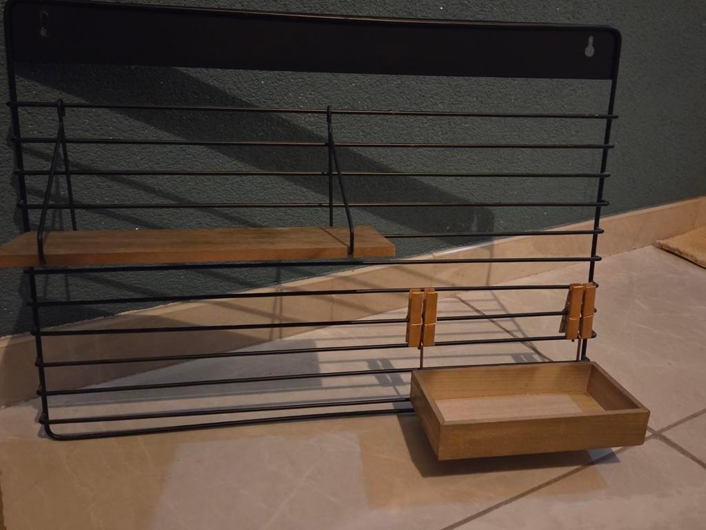 Zwart metalen wandrek met houten plankje, Ophalen, Gebruikt