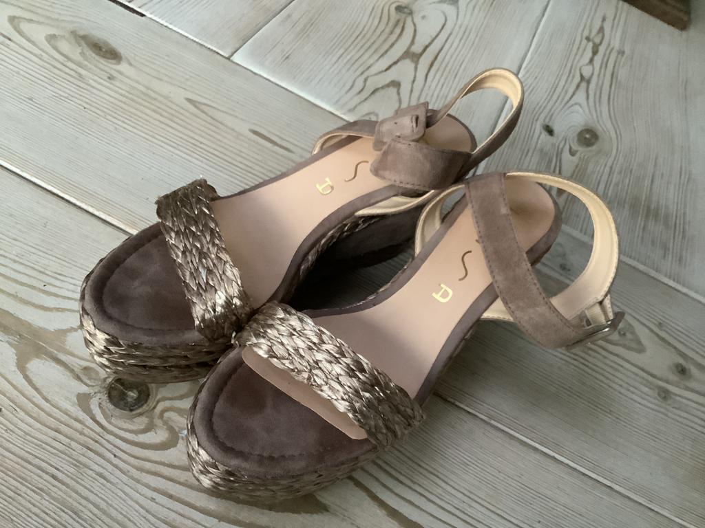 Prachtige unisa  sleehak maat 39, Kleding | Dames, Schoenen, Ophalen of Verzenden, Zo goed als nieuw