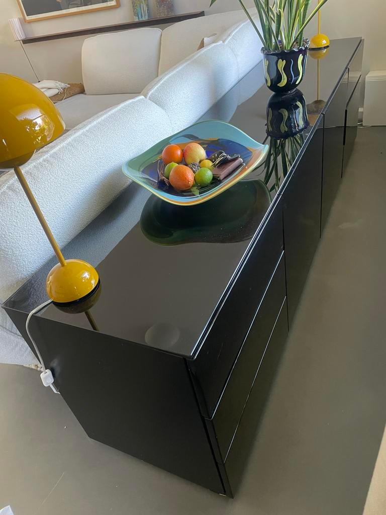 Strakke zwarte buffetkast met glanzende afwerking, Ophalen, Overige materialen, Gebruikt, 100 tot 150 cm