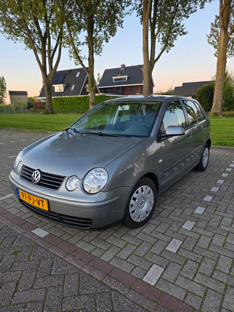 Volkswagen Polo 1.4 55KW AUT 2004 Grijs, Auto's, 74 pk, 49 €/maand, Origineel Nederlands, 1000 kg