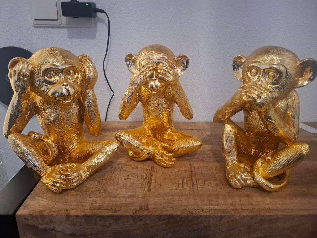 Horen zien zwijgen apen, Ophalen