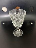 Kristallen wijnglas met patroon, Ophalen