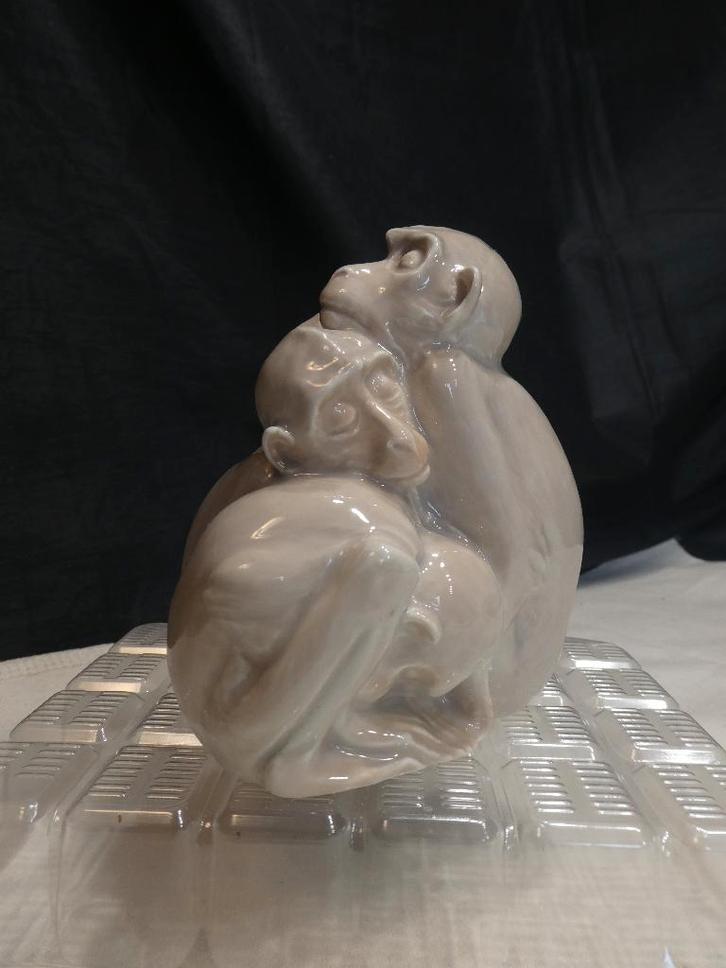 Vintage B & G porseleinen beeldje van een slapende aapjes, Verzamelen, Dierenverzamelingen, Gebruikt, Beeldje of Figuurtje, Wild dier