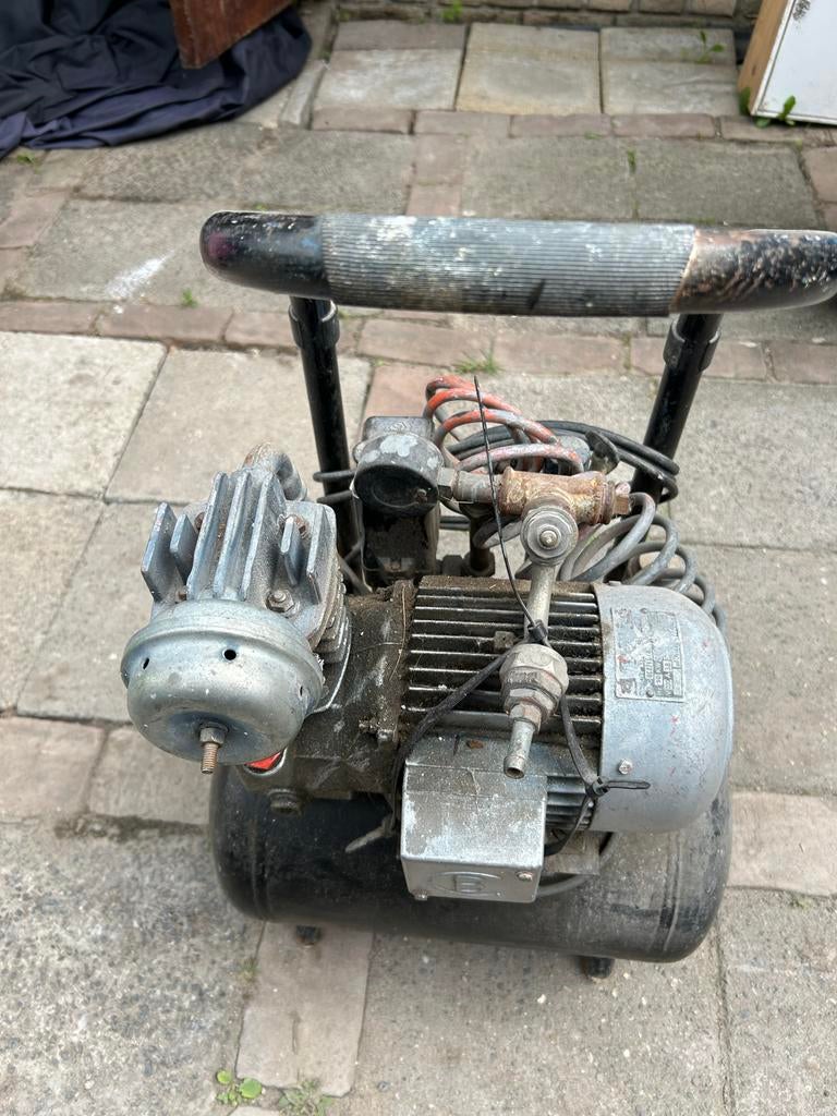 Gebruikte Compressor met Wielen - Ideaal voor Klussen, Doe-het-zelf en Verbouw, Compressors, Ophalen, Gebruikt, 6 tot 10 bar, Minder dan 200 liter/min