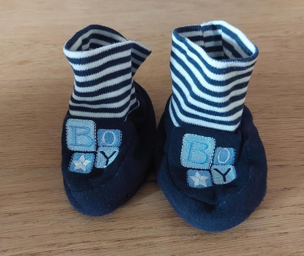 Schattige blauwe babyslofjes met streepjes en 'BOY', Kinderen en Baby's, Babykleding | Schoentjes en Sokjes, Ophalen, Schoentjes