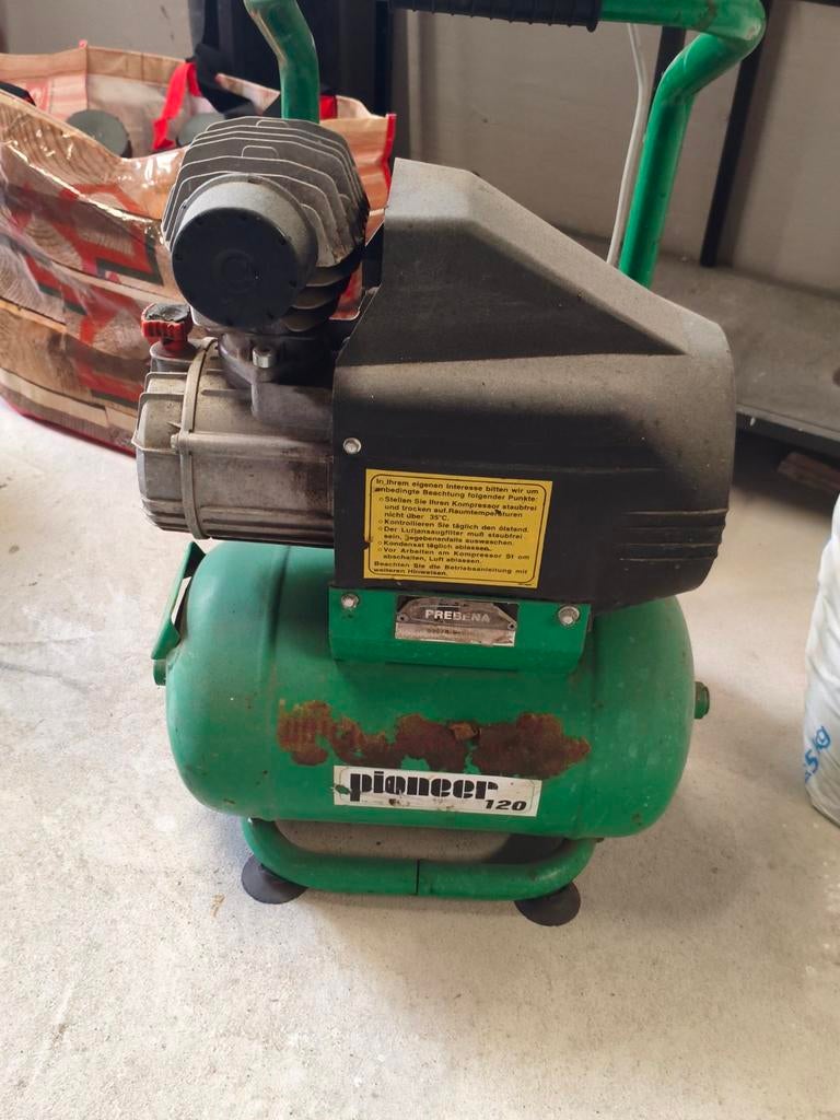 Werkende compressor, verliest druk (lek reduceerventiel), Doe-het-zelf en Verbouw, Compressors, Gebruikt, Minder dan 6 bar, Minder dan 25 liter