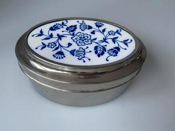 Oud trommeltje met Delfts blauw motief beschikbaar voor biedingen