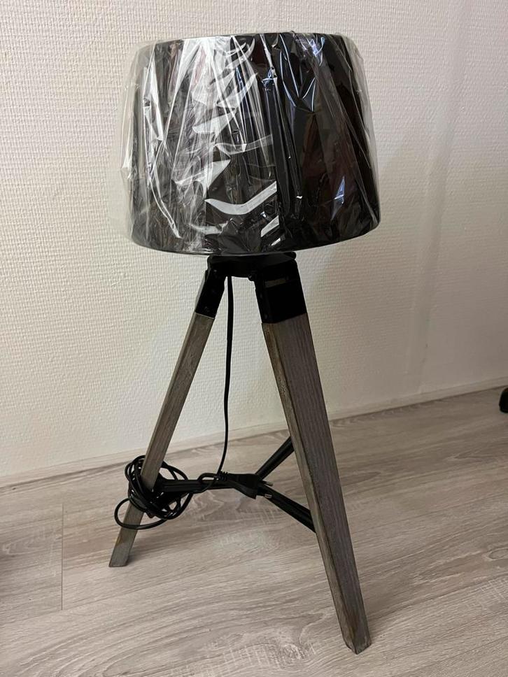 Schemerlamp houten poten zwarte kap, Huis en Inrichting, Lampen | Vloerlampen, Zo goed als nieuw, Minder dan 100 cm, Hout, Ophalen