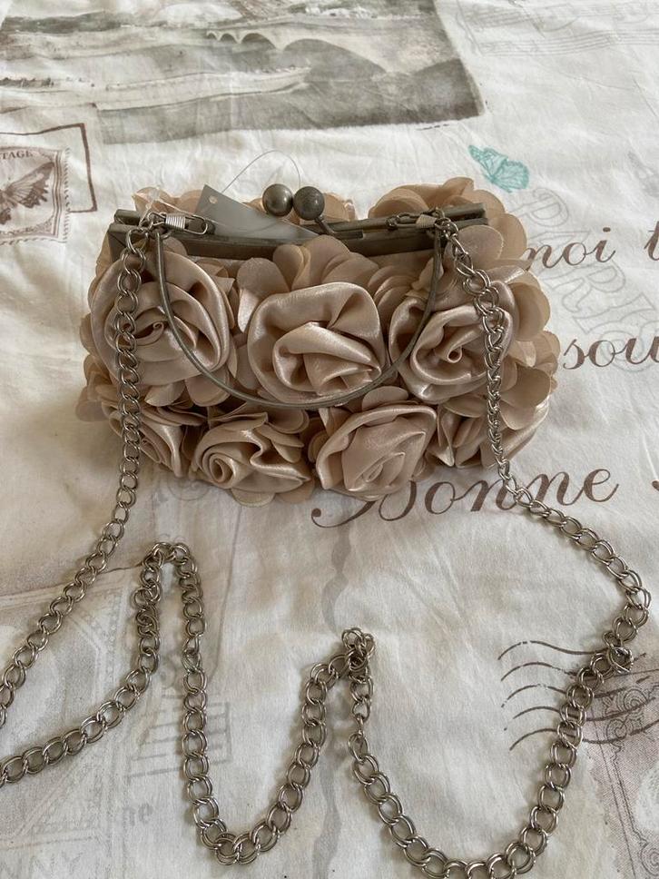 Clutch Avondtasje met Roosjes - Elegant!, Sieraden, Tassen en Uiterlijk, Tassen | Damestassen, Zo goed als nieuw, Avondtasje, Beige