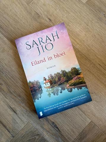 Heel goed boek Eiland in Bloei Sarah Jio 9789022584668 roman beschikbaar voor biedingen
