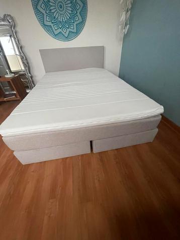 Prachtige beige Boxspring met traagschuimmatras  210 bij 140 beschikbaar voor biedingen