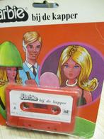 VINTAGE BARBIE CASSETTE ..BARBIE bij de KAPPER NIEUW in verp, Verzamelen, Poppen, Ophalen of Verzenden, Nieuw, Overige typen