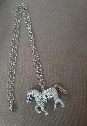Zilverkleurige ketting met hanger paard met steentjes.  beschikbaar voor biedingen