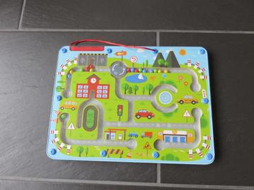 Magnetisch kralen doolhof met pen, thema verkeer. beschikbaar voor biedingen