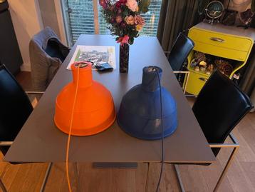 2 Muuto Unfold hanglampen in blauw en oranje  beschikbaar voor biedingen