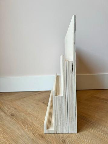 Houten kaartendisplay beschikbaar voor biedingen