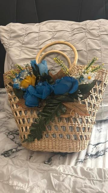 Leuke rieten handtas met bloemen beschikbaar voor biedingen