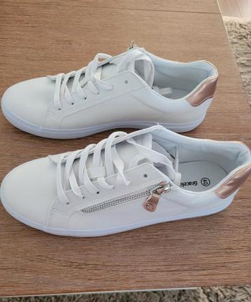 Sneakers met sierrits beschikbaar voor biedingen