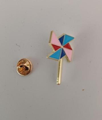 Goudkleurige broche pin windmolentje gekleurd beschikbaar voor biedingen
