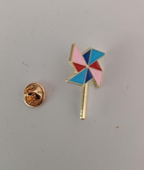 Goudkleurige broche pin windmolentje gekleurd, Sieraden, Tassen en Uiterlijk, Broches, Nieuw, Roze, Verzenden