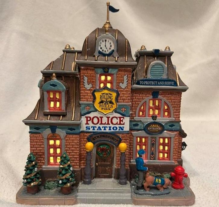Rolling hills Police station lemax retired, Diversen, Kerst, Zo goed als nieuw, Ophalen of Verzenden