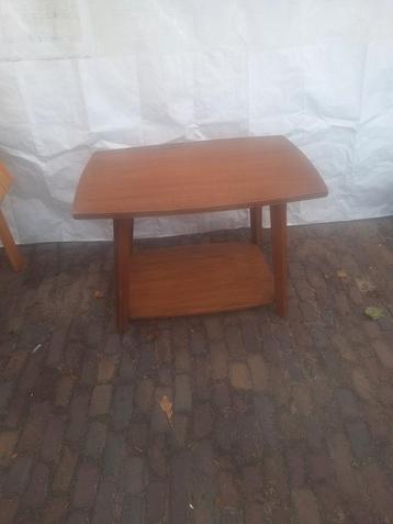 Vintage jaren 50 bijzettafel design  beschikbaar voor biedingen