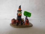 Lemax Spooky Town Heks zit op Koffers  32-O, Diversen, Kerst, Ophalen of Verzenden, Zo goed als nieuw