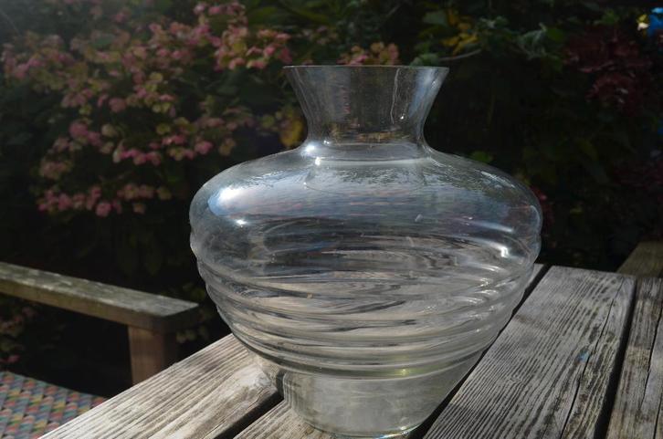 Flinke glazen vaas, geribbeld. Leerdam is mij verteld., Antiek en Kunst, Antiek | Glas en Kristal, Ophalen of Verzenden