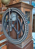 Antieke industrielle Amerikaanse prikklok mooi groot object, Antiek en Kunst, Antiek | Klokken, Ophalen