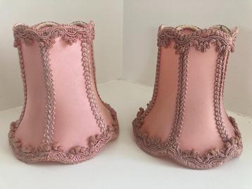 Twee brocante lampenkapjes beschikbaar voor biedingen