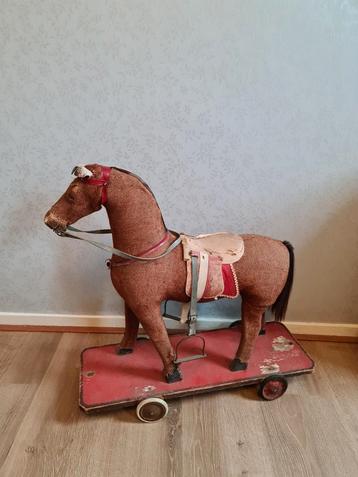 Antiek sleets paard op wielen  beschikbaar voor biedingen