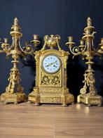 Antieke Franse Bronzen Regency Stijl Pendule met Kandelaren, Ophalen of Verzenden
