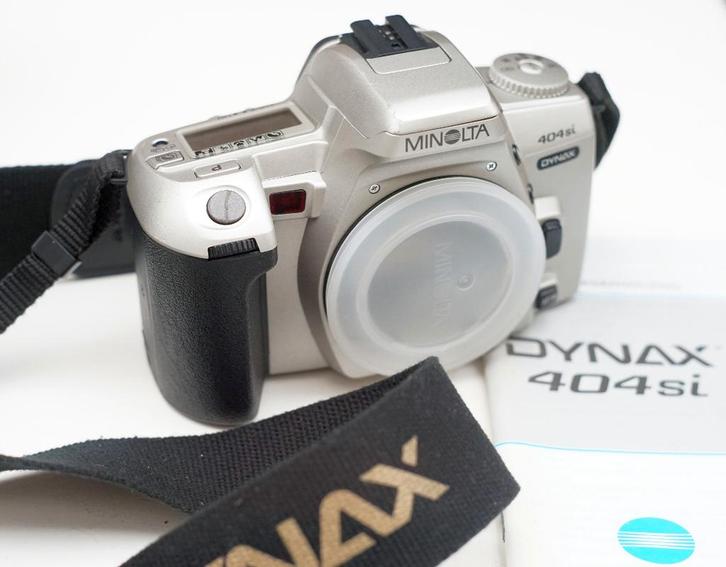 Minolta 404si Dynax en camerariem (ongetest, for parts), Audio, Tv en Foto, Fotocamera's Analoog, Compact, Overige Merken, Ophalen of Verzenden