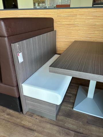 Zithoek met bank en tafel *showroommodel* beschikbaar voor biedingen