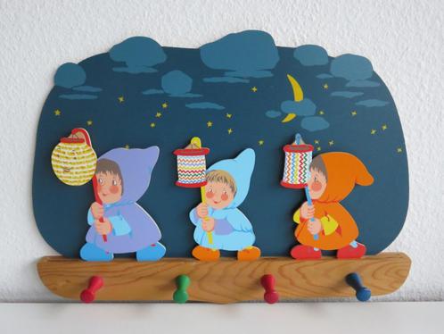 Handgemaakt houten kinderkapstokje kindertjes met lampionnen, Kinderen en Baby's, Kinderkamer | Inrichting en Decoratie, Zo goed als nieuw