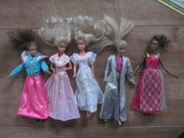 5 Barbie poppen met kleertjes uit de vorige eeuw, Verzamelen, Poppen, Gebruikt, Fashion Doll, Ophalen of Verzenden