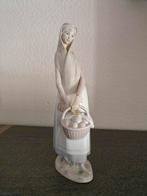 Aardewerk Beeld Vrouw met Mand, Ophalen of Verzenden