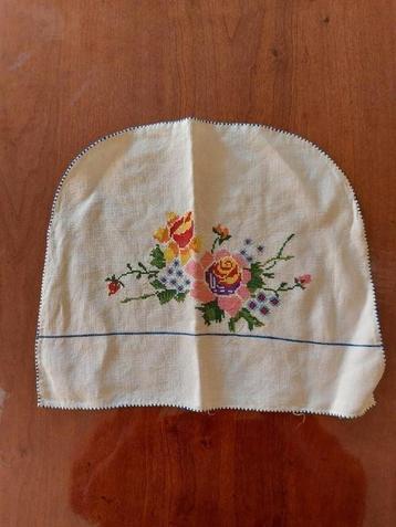 Brocante LINNEN THEEMUTS met borduurwerk beschikbaar voor biedingen