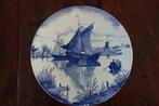 Wandbord Delfts Blauw klederdracht, molen, water, zeilboot., Ophalen of Verzenden