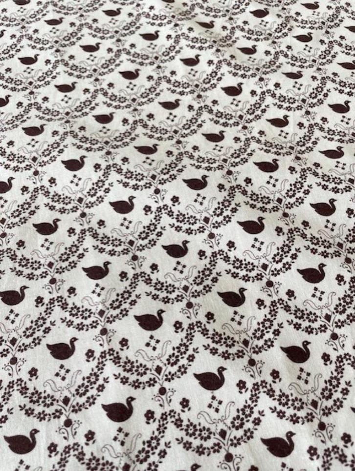 Stof zwaantjes bruin ecru vintage retro jaren 70, Hobby en Vrije tijd, Stoffen en Lappen, Nieuw, Katoen, 120 cm of meer, 30 tot 200 cm