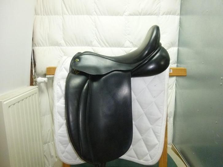 Dressuurzadels 18 inch Hulsebos Brandt Fryso Euroriding, Dieren en Toebehoren, Paarden en Pony's | Zadels, Gebruikt, Dressuur