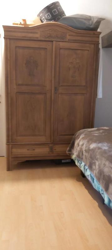 Oude houten kast met fraai houtsnijwerk in goede staat  beschikbaar voor biedingen