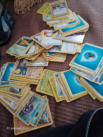 160 pokemon kaarten in bewaarblik  12€ beschikbaar voor biedingen